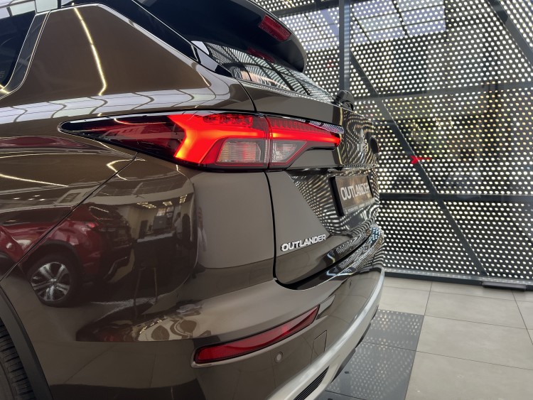 Mitsubishi Outlander 2024 2.5 MiVEC CVT (184 к.с.) S-AWC Ultimate