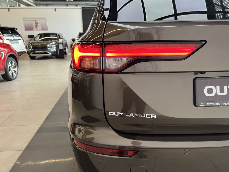 Mitsubishi Outlander 2024 2.5 MiVEC CVT (184 к.с.) S-AWC Ultimate