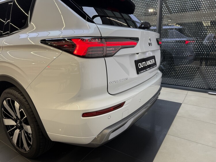 Mitsubishi Outlander 2025 2.5 MiVEC CVT (184 к.с.) S-AWC Ultimate