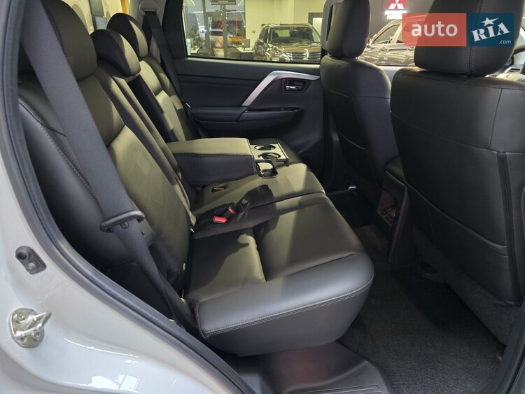 Mitsubishi Pajero Sport 2025 3.0 MIVEC АТ (209 к.с.) Super Select 4WD-II Instyle