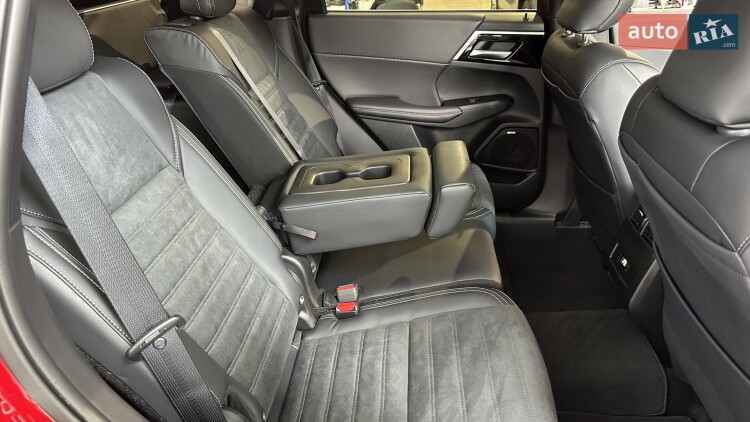 Mitsubishi Outlander 2025 2.5 MiVEC CVT (184 к.с.) S-AWC Intense