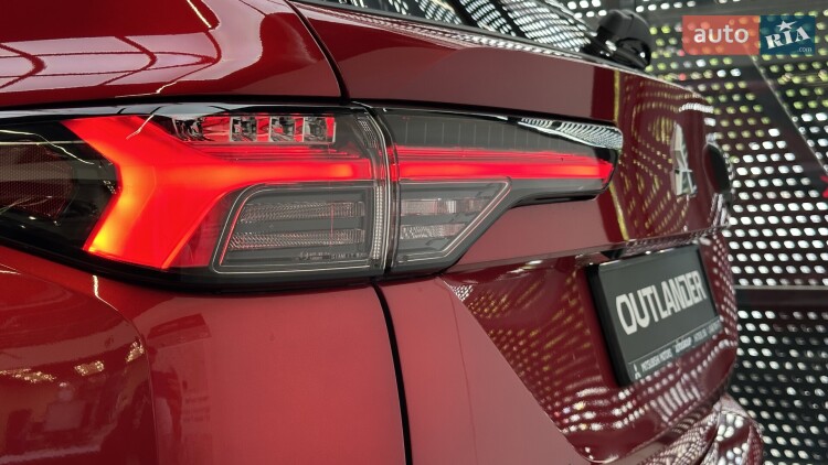 Mitsubishi Outlander 2025 2.5 MiVEC CVT (184 к.с.) S-AWC Intense