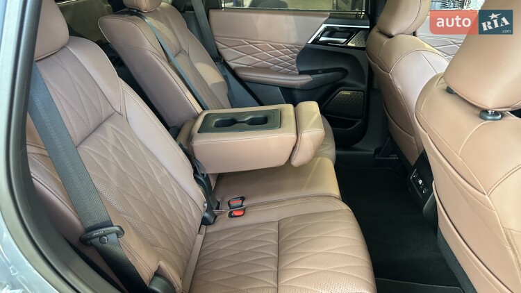 Mitsubishi Outlander 2026 2.5 MiVEC CVT (184 к.с.) S-AWC Ultimate