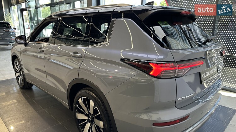 Mitsubishi Outlander 2026 2.5 MiVEC CVT (184 к.с.) S-AWC Ultimate
