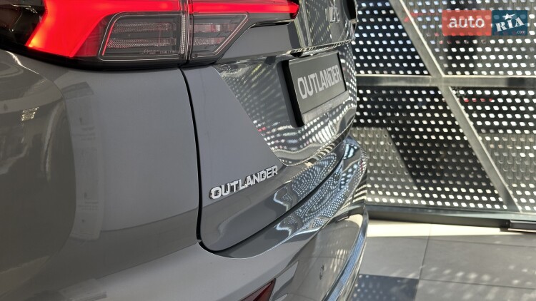 Mitsubishi Outlander 2026 2.5 MiVEC CVT (184 к.с.) S-AWC Ultimate