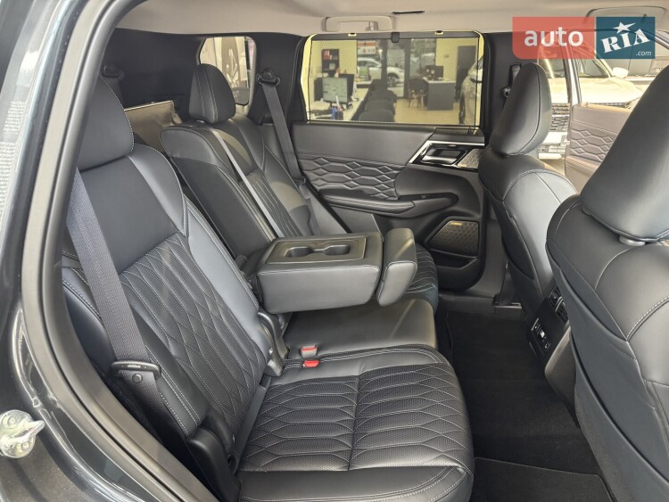Mitsubishi Outlander 2026 2.5 MiVEC CVT (184 к.с.) S-AWC Ultimate