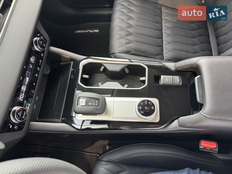 Mitsubishi Outlander 2026 2.5 MiVEC CVT (184 к.с.) S-AWC Ultimate